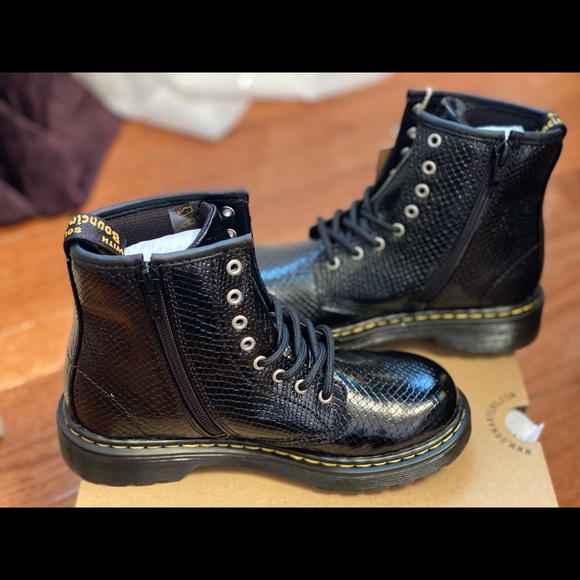 ❌SOLD❌DR. MARTENS JUNIOR 1460 REPTILE EMBOSS LACE UP BOOTS - Picture 4 of 7